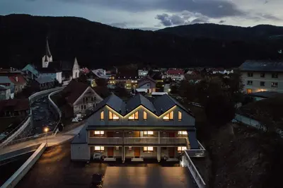 Ein allgemeiner Bergblick oder ein Berglick von des Aparthotels aus