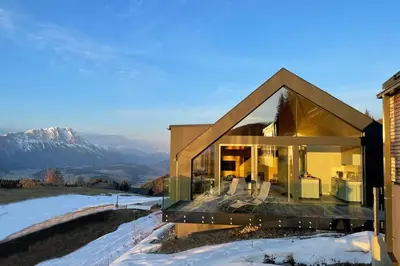 Ein allgemeiner Bergblick oder ein Berglick von des Ferienhauses aus