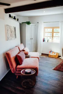 Ein Sitzbereich in der Unterkunft Apartment Aussee- Atelier Salzherrenhof- Küche, WLAN, Netflix