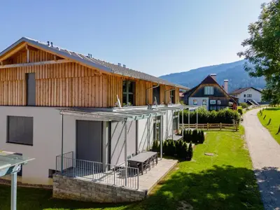 Ein allgemeiner Bergblick oder ein Berglick von des Ferienhauses aus