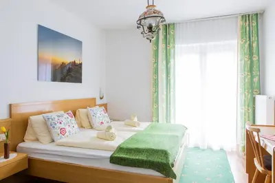 Ein Bett oder Betten in einem Zimmer der Unterkunft Hotel garni Weberhäusl
