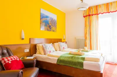 Ein Bett oder Betten in einem Zimmer der Unterkunft Hotel garni Weberhäusl
