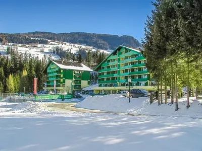 Ein allgemeiner Bergblick oder ein Berglick von des Aparthotels aus
