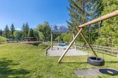 Ein Kinderspielbereich in der Unterkunft Alpine Club Resort