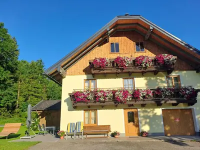 Das Gebäude in dem sich das Ferienhaus befindet
