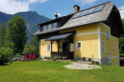 Ein allgemeiner Bergblick oder ein Berglick von des Ferienhauses aus