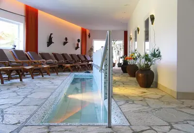Der Swimmingpool an oder in der Nähe von Hotel Alpenkrone