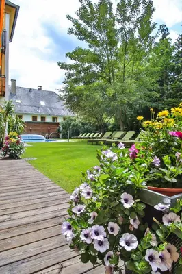 Ein Garten an der Unterkunft Hotel Alpenblick Kreischberg