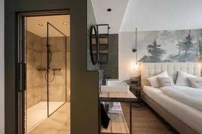 Ein Bett oder Betten in einem Zimmer der Unterkunft Alpendorf Hotel Stern