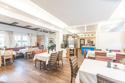 Ein Restaurant oder anderes Speiselokal in der Unterkunft Chalets am Badesee Lassing