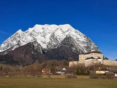 Ein allgemeiner Bergblick oder ein Berglick von des Ferienhauses aus