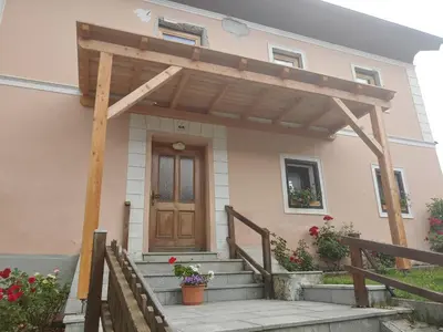 Das Gebäude in dem sich die Ferienwohnung befindet