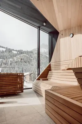 Ein allgemeiner Bergblick oder ein Berglick von des Aparthotels aus