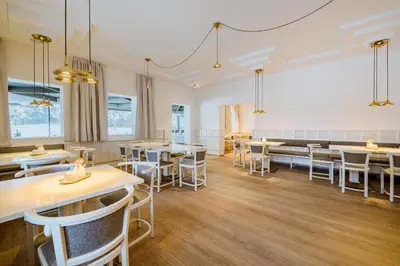 Ein Restaurant oder anderes Speiselokal in der Unterkunft Crystls Aparthotel