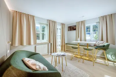 Ein Sitzbereich in der Unterkunft Crystls Aparthotel