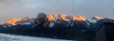 Ein allgemeiner Bergblick oder ein Berglick von des Privatzimmers aus