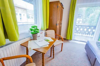 Ein Sitzbereich in der Unterkunft Soldanella 4 by Alpenidyll Apartments
