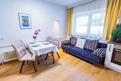 Ein Sitzbereich in der Unterkunft Soldanella 6 by Alpenidyll Apartments