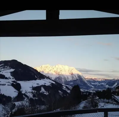 Ein allgemeiner Bergblick oder ein Berglick von der Ferienwohnung aus