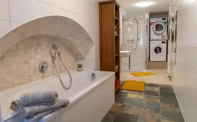 Ein Badezimmer in der Unterkunft Modern Apartment in the City Center of Bad Ischl
