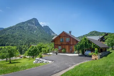 Ein allgemeiner Bergblick oder ein Berglick von des Ferienhauses aus