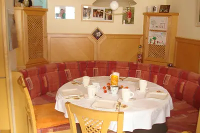 Ein Restaurant oder anderes Speiselokal in der Unterkunft Gästehaus Moser