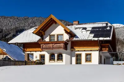 Ein allgemeiner Bergblick oder ein Berglick von der Ferienwohnung aus