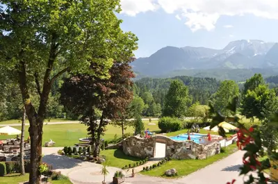 Ein allgemeiner Bergblick oder ein Berglick von des Aparthotels aus