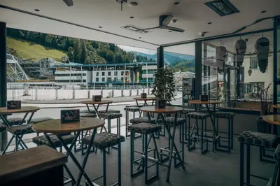 Ein allgemeiner Bergblick oder ein Berglick von des Aparthotels aus