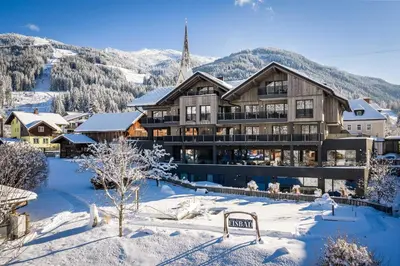 Ein allgemeiner Bergblick oder ein Berglick von des Aparthotels aus