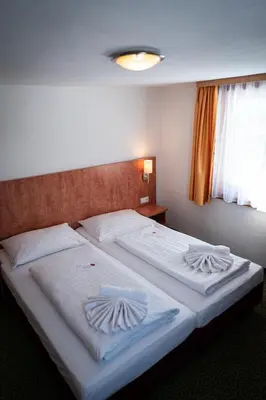 Ein Bett oder Betten in einem Zimmer der Unterkunft Hotel Tauernpasshöhe