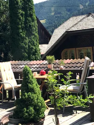 Ein allgemeiner Bergblick oder ein Berglick von des Bed & Breakfasts aus