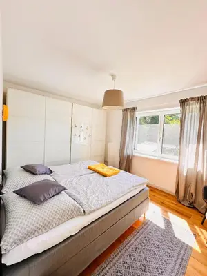 Ein Bett oder Betten in einem Zimmer der Unterkunft Wunderschöne Wohnung neben Schloss Württemberg