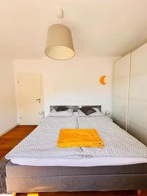 Ein Bett oder Betten in einem Zimmer der Unterkunft Wunderschöne Wohnung neben Schloss Württemberg