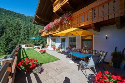 Ein allgemeiner Bergblick oder ein Berglick von des Bed & Breakfasts aus