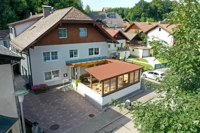 Das Gebäude in dem sich die Pension befindet