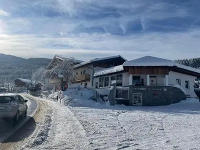 Ein allgemeiner Bergblick oder ein Berglick von des Aparthotels aus