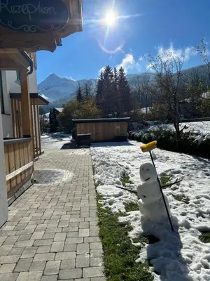 Ein allgemeiner Bergblick oder ein Berglick von des Aparthotels aus