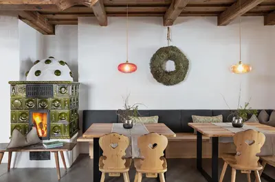 Ein Restaurant oder anderes Speiselokal in der Unterkunft Holzhackerin - the charming Haus am Berg
