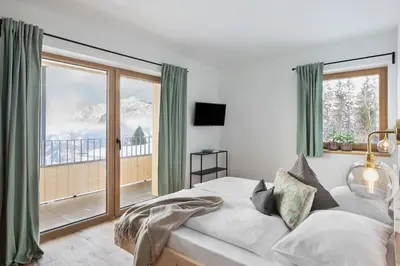 Ein Bett oder Betten in einem Zimmer der Unterkunft Holzhackerin - the charming Haus am Berg
