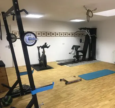 Das Fitnesscenter und/oder die Fitnesseinrichtungen in der Unterkunft Modern & Homely Nature-Apartemt
