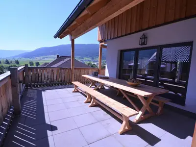 Ein allgemeiner Bergblick oder ein Berglick von der Villa aus