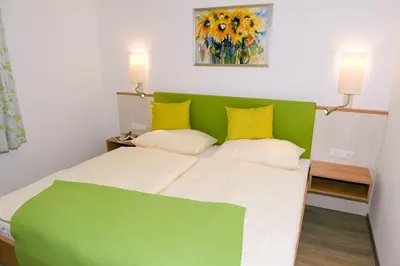 Ein Bett oder Betten in einem Zimmer der Unterkunft Ferienwohnungen - Boarding Wohnungen Sonnenhof