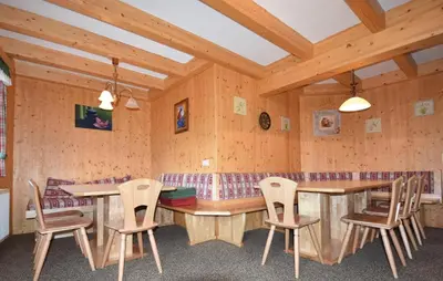 Ein Restaurant oder anderes Speiselokal in der Unterkunft Luxurioese Ferienhaus Sauna