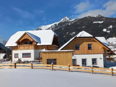 Ein allgemeiner Bergblick oder ein Berglick von des Ferienhauses aus