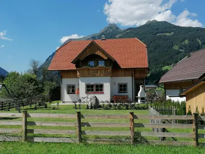 Ein allgemeiner Bergblick oder ein Berglick von des Ferienhauses aus