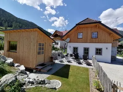 Ein allgemeiner Bergblick oder ein Berglick von des Ferienhauses aus