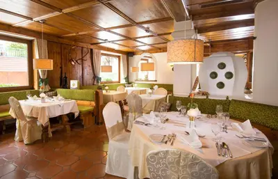 Ein Restaurant oder anderes Speiselokal in der Unterkunft Hotel Dachstein