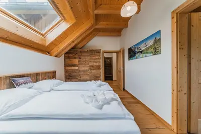 Ein Bett oder Betten in einem Zimmer der Unterkunft Oberweiglhof Penthouse