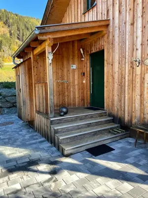 Das Gebäude in dem sich das Ferienhaus befindet